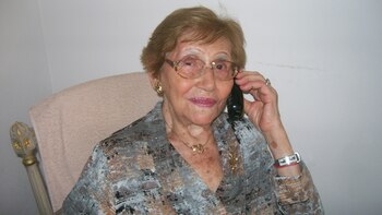 Julia Israel, comunicada desde lejos.