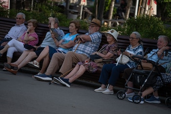 La Comunidad de Madrid mantiene activo el nivel 2 de "riesgo alto" por calor en toda la región ante una previsión de la Agencia Estatal de Meteorología (Aemet) que apunta a máximas superiores a los 40 grados centígrados para este martes, con un ligero respiro térmico de cara a las dos próximas jornadas.