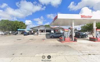 La inspección estatal en Nattal Hialeah detectó una grave infestación de cucarachas y múltiples infracciones sanitarias, según el informe oficial (Captura Google Maps)