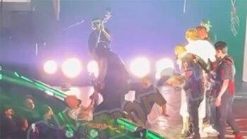 Fan de Peso Pluma sube al escenario y es brutalmente derribado