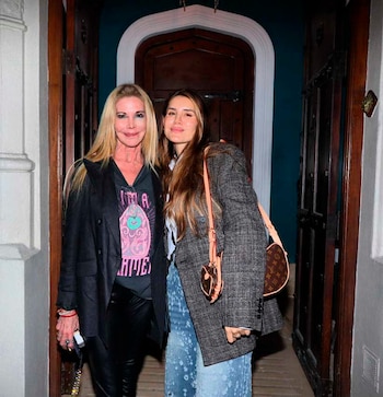 Soledad Aquino con Mica, una