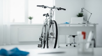 Una bicicleta se encuentra apoyada