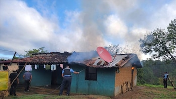 Doble asesinato en Honduras: matan a dos hermanos, queman casas y vehículos en Amaranguiles