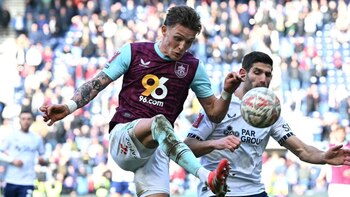 Oliver Sonne fue titular en