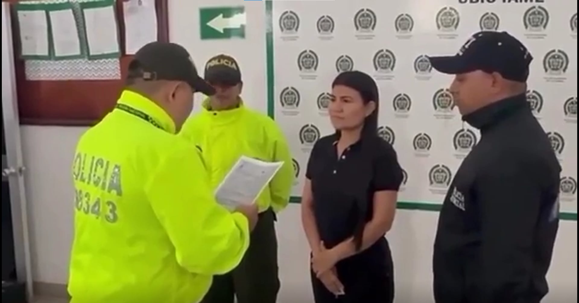 Momento en que Karen Manrique permanece en la estación de Policía antes de ser trasladada a su lugar de reclusión, con custodia policial - crédito @InesBetancur/X
