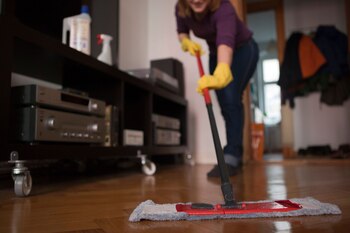 ILLUSTRATION - Eine Frau reinigt