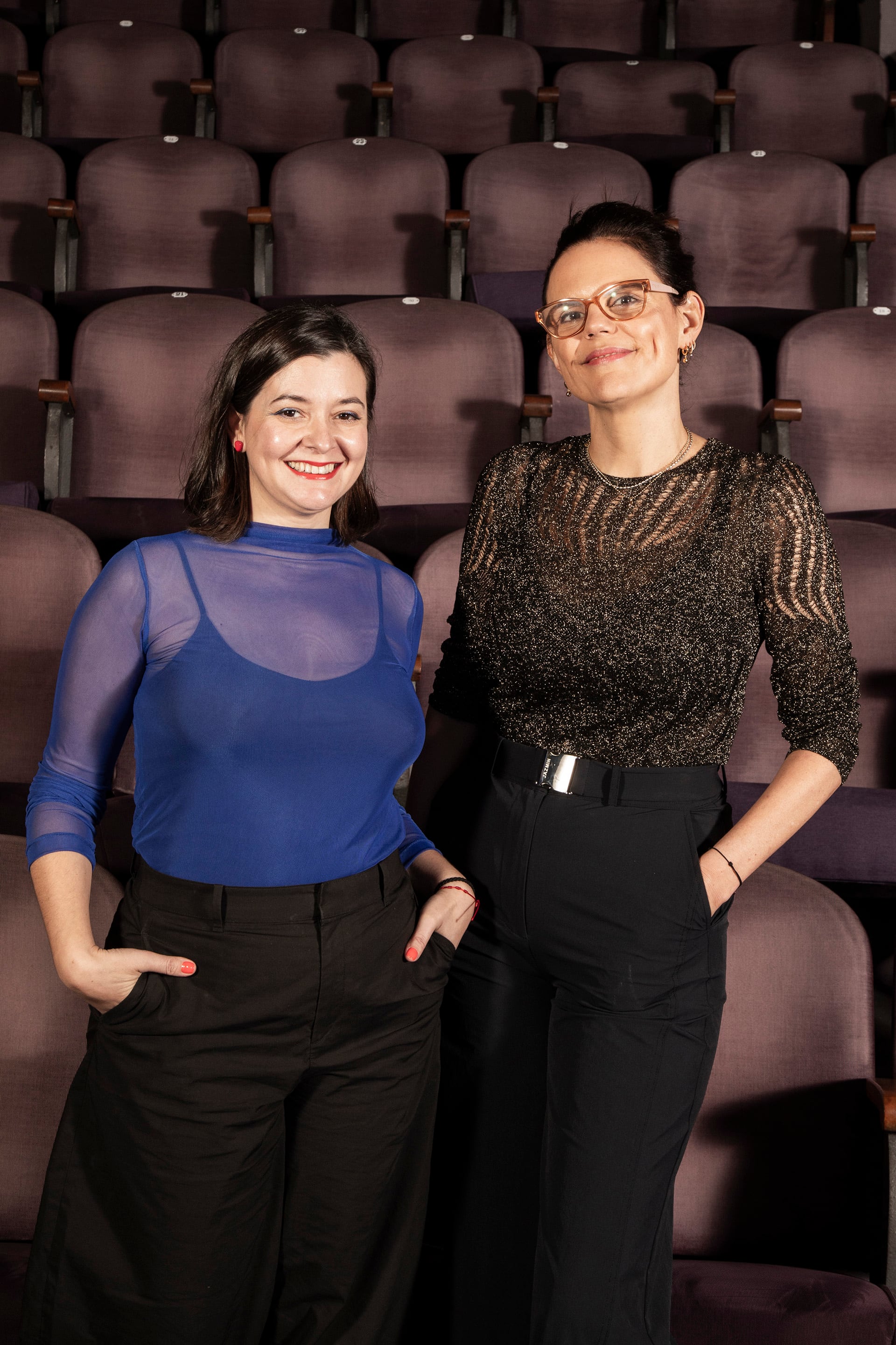 Carolina Castro (izq.) resalta el propósito de Programa de mano: expandir la experiencia de la función teatral a través de libros y comunidad; mientras que Joana D´Alessio destaca el valor transformador del teatro como refugio emocional y motor