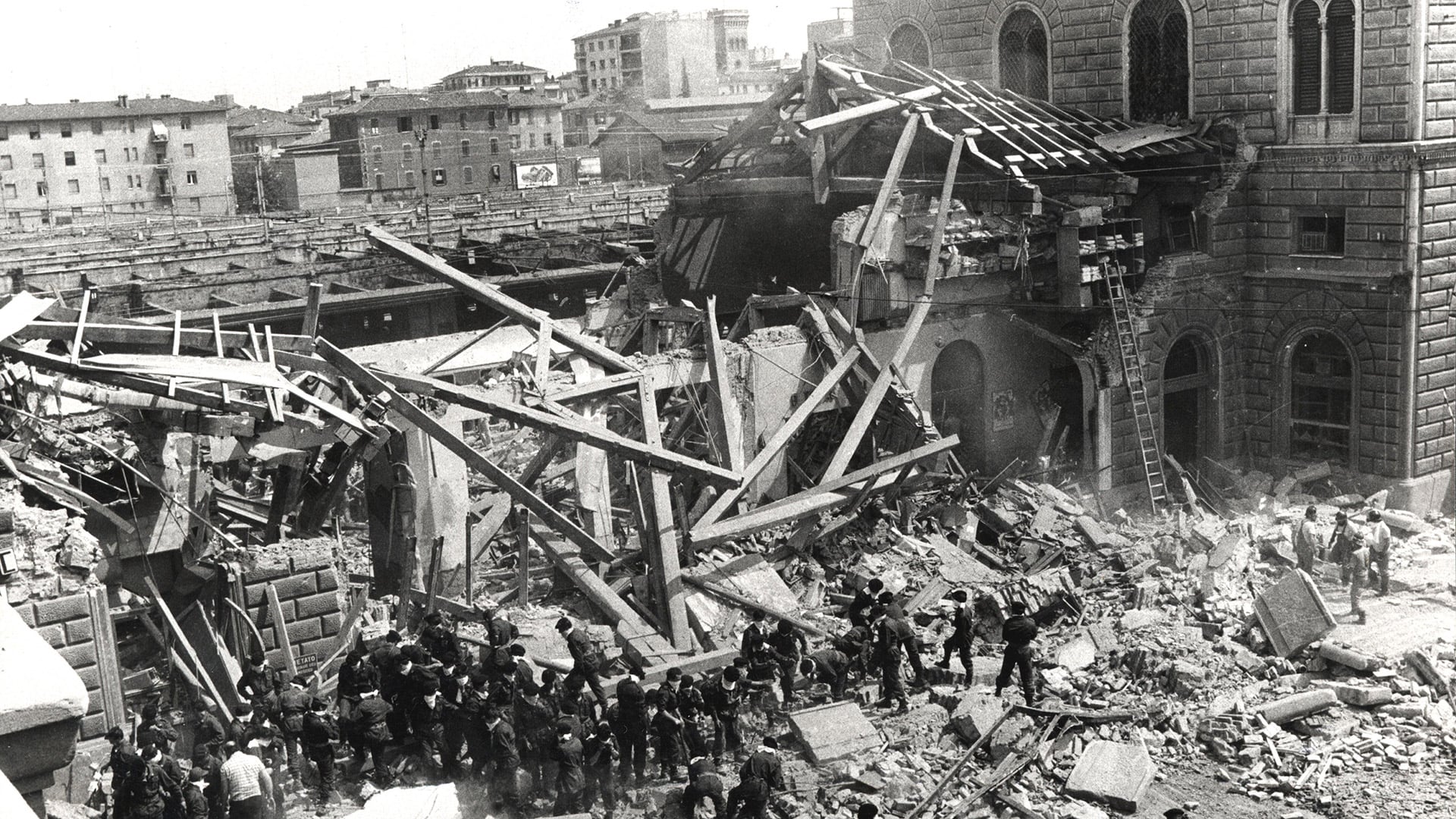 La matanza de Bolonia: un explosivo en una estación de trenes colmada, 85 muertos, más de 200 heridos y la sombra de Licio Gelli