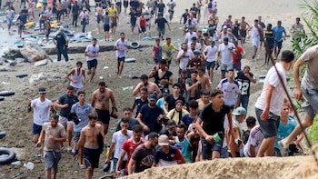 El Gobierno moviliza al Ejército en Ceuta ante el colapso de la frontera por la llegada masiva de migrantes desde Marruecos