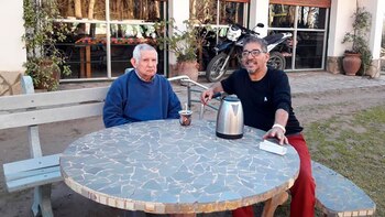 Julio Paz junto a Juan,