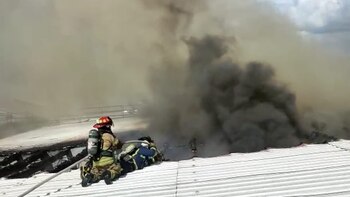 Controlan incendio en centro comercial