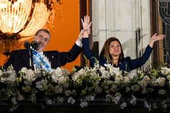 Foto de archivo: El nuevo presidente de Guatemala, Bernardo Arévalo, y su vicepresidenta, Karin Herrera, saludan a sus seguidores desde el Palacio Nacional tras su investidura en Ciudad de Guatemala, en la madrugada del lunes 15 de enero de 2024. (AP Foto/Moisés Castillo)