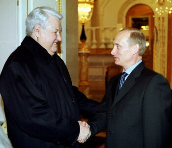 El presidente ruso Vladimir Putin (d) estrecha la mano del ex presidente ruso Boris Yeltsin en el Kremlin de Moscú, 31 de diciembre de 2000.
(REUTERS/archivo)