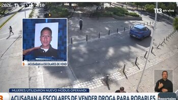La presencia de hombres que llegaban a acompañar a las dos colombianas y la presencia de un vehículo azul, ayudaron a individualizar a otro de los hoy detenidos: Johan Córdoba - crédito captura de pantalla Teletrece / YT