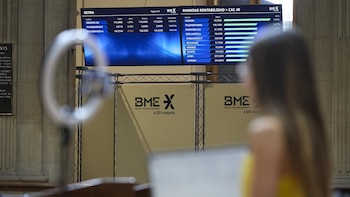 El Ibex 35 cae un 1,1% en la apertura y se queda al borde de los 18.000 puntos, con el Brent disparado