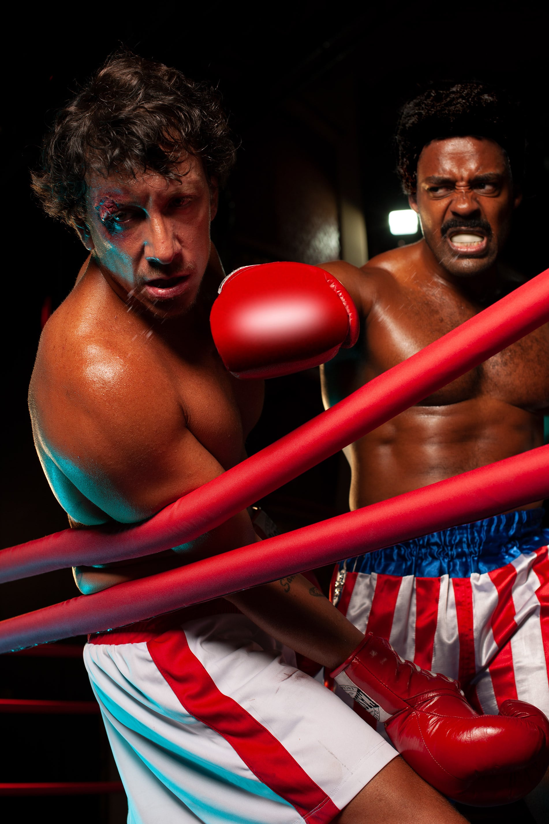 Una de las escenas de la obra: aquí, Rocky recibe un puñetazo de Apolo. El público se posesiona como si el teatro se transformara en el Luna Park (Prensa Rocky)