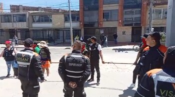 Cerca de 30 hombres, mujeres