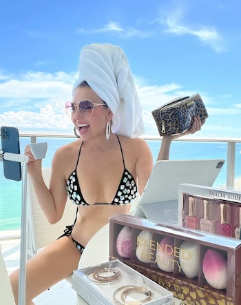 (Instagram: @thalia)