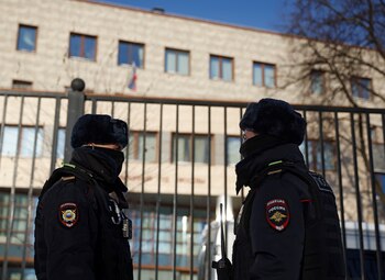 Policías fuera de la Corte
