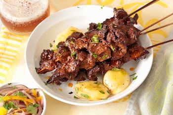 En el cuarto lugar figuran los anticuchos de corazón (4,5 puntos). Taste Atlas los describe como brochetas de corazón de res marinadas con ajo, vinagre de vino tinto, orégano, comino y ají panca.