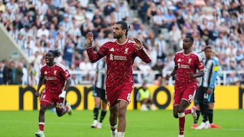 (Crónica) El Liverpool de Iraola y Víctor Muñoz salva el debut en el 99'