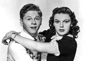 Judy Garland junto a Mickey Rooney, fueron grandes amigos desde su juventud ya que ambos iniciaron al mismo tiempo su carrera artística, además de actuar juntos en varias cintas Foto: (Archive/Getty Images)
