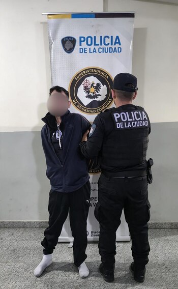 La Policía de la Ciudad detuvo a un ladrón con 11 antecedentes que robaba a vecinos de Parque Avellaneda con una réplica de ametralladora