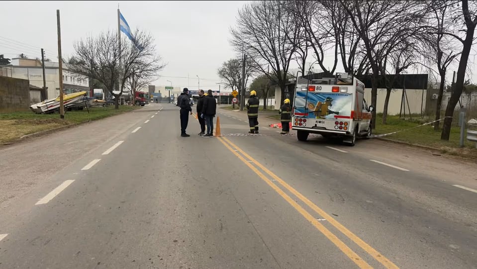 El servicio de emergencias llegó a avenida Sabatini y constató la muerte de la adolescente de 17 años. (Prensa Policía de Córdoba)