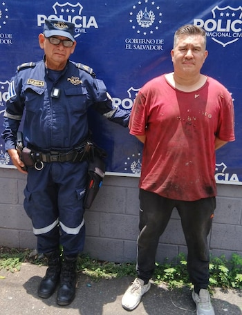 La PNC identificó al conductor del autobús como Edwin Yovani Mejía, de 38 años, y sostuvo que circulaba a velocidad inadecuada cuando perdió el control de la unidad. (Foto cortesía PNC)