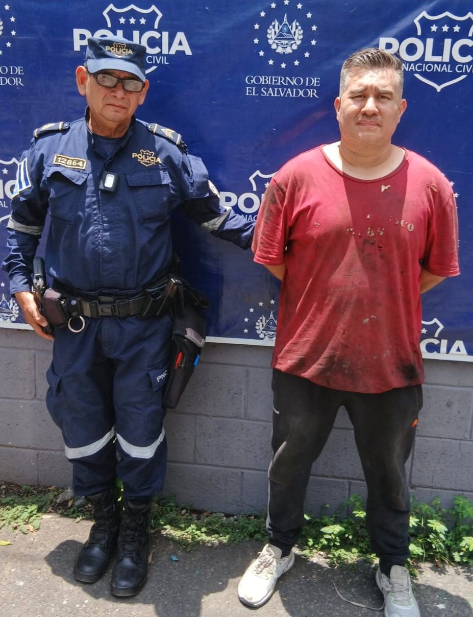 La PNC identificó al conductor del autobús como Edwin Yovani Mejía, de 38 años, y sostuvo que circulaba a velocidad inadecuada cuando perdió el control de la unidad. (Foto cortesía PNC)