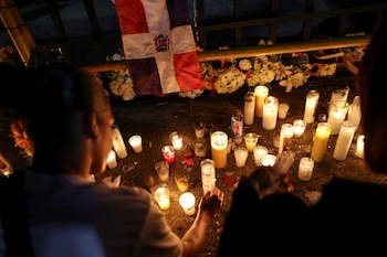 Personas asisten a una vigilia a la luz de las velas por las víctimas del derrumbe del techo del club nocturno Jet Set, en Santo Domingo, República Dominicana, el 11 de abril de 2025. (REUTERS/Ricardo Arduengo)