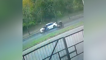 Viajaba con su suegra en moto y dos ladrones lo balearon en un tobillo para robarle en plena avenida: los detuvieron