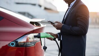 Comprar carro eléctrico sí sale