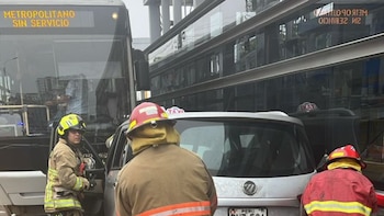 Auto choca contra bus del