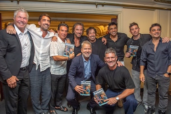 Ricky Sarkany junto a una