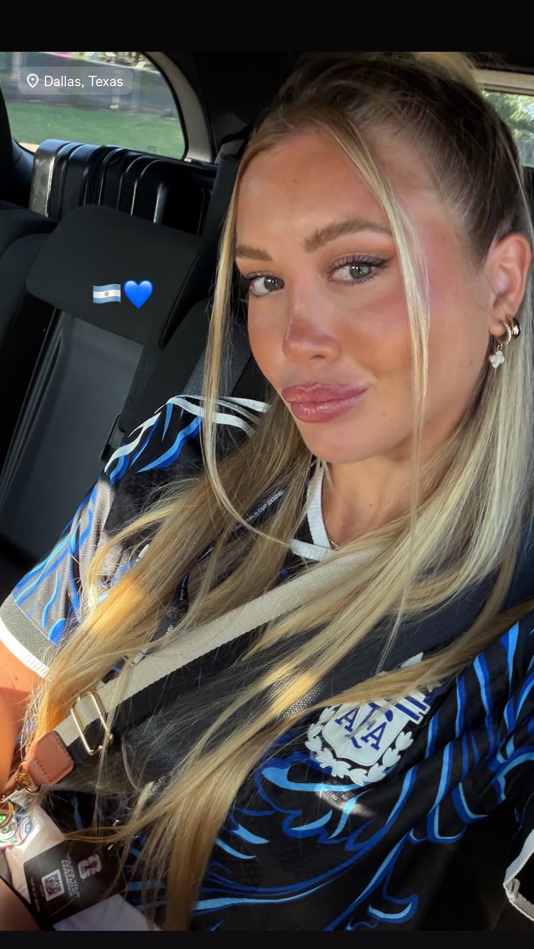 Jordania Ludmila Isabella se fotografía en Dallas, Texas, mientras luce una camiseta de la selección argentina con referencia al Mundial 2026, en el interior de un vehículo.