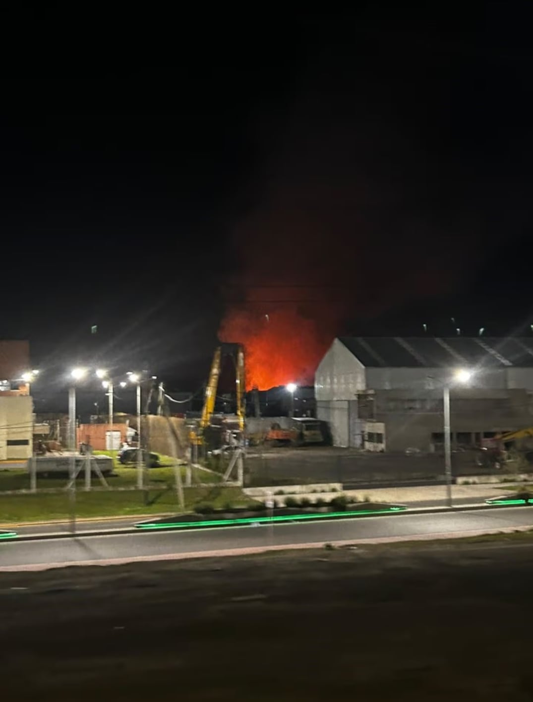 Bomberos y Defensa Civil trabajan para contener las llamas cerca del arroyo Sarandí