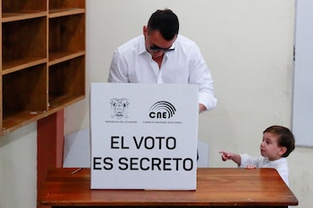 Noboa votó acompañado de su