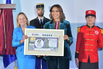Lotería Nacional y Embajada de Francia develan nuevo billete de Sorteo Mayor.
Crédito: Gobierno de México