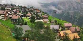 La ubicación sobre una terraza natural brinda panorámicas únicas a los picos Eiger, Mönch y Jungfrau (Wikipedia)