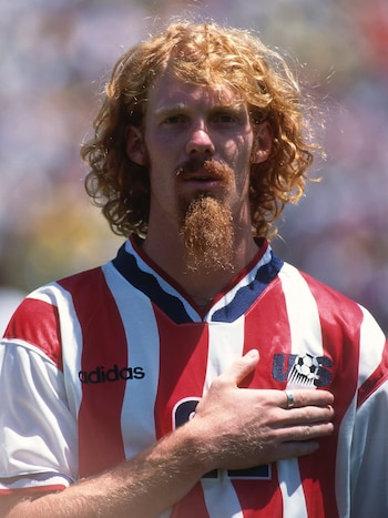 El look de Lalas es replicado por miles de fanáticos en la previa de cada partido de Estados Unidos (@alexi_lalas)