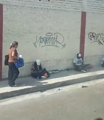 ARMY ya toma San Marcos tras llegada de BTS a Lima: fans forman cola para el concierto del 7 de octubre. Captura: x.