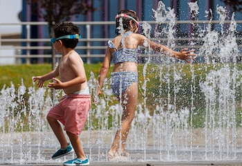Varios niños disfrutan en unas fuentes en Zaragoza, a 21 de junio e 2026. (EFE/ Javier Belver)