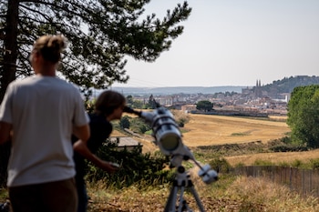 La franja de totalidad cruza España de oeste a este y pasa por numerosas capitales de provincia, desde donde se podrá vislumbrar el primer fenómeno del denominado ‘trío de eclipses’, pues el 2 de agosto de 2027, otro eclipse total cruzará España, y el 26 de enero de 2028 se producirá un eclipse anular.