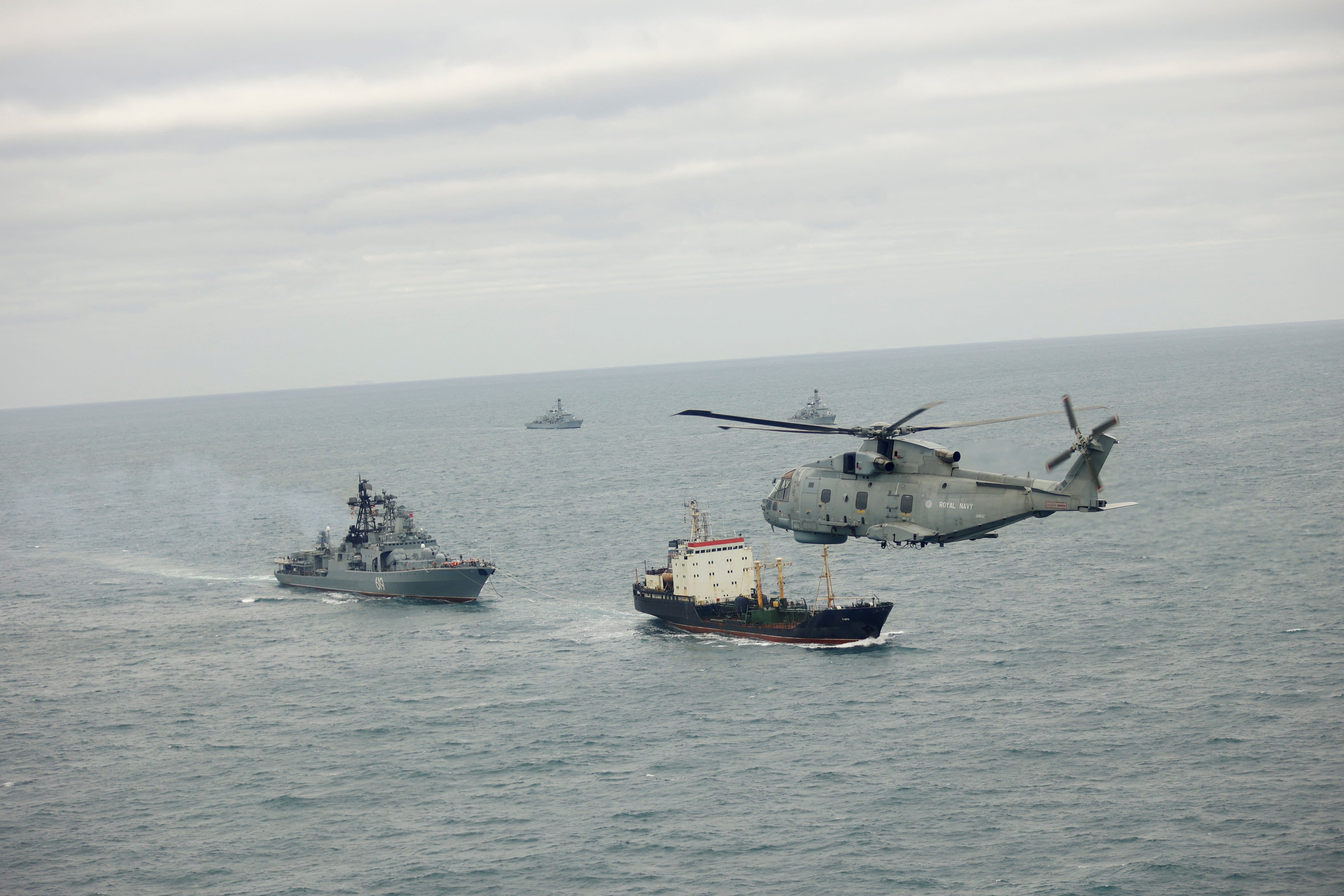 En esta imagen de archivo sin fecha, se observa un helicóptero Merlin del Escuadrón Aéreo Naval 814 de la Marina Real Británica participando en operaciones de vigilancia junto con el HMS Somerset y el HMS St Albans en una ubicación desconocida (UK MOD Crown copyright/Royal Navy/Handout via REUTERS)