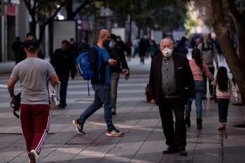 Un adulto mayor posa para