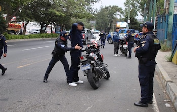 Los delincuentes denominados motoladrones utilizan el congestionamiento vehicular para asaltar a conductores de vehículos particulares.