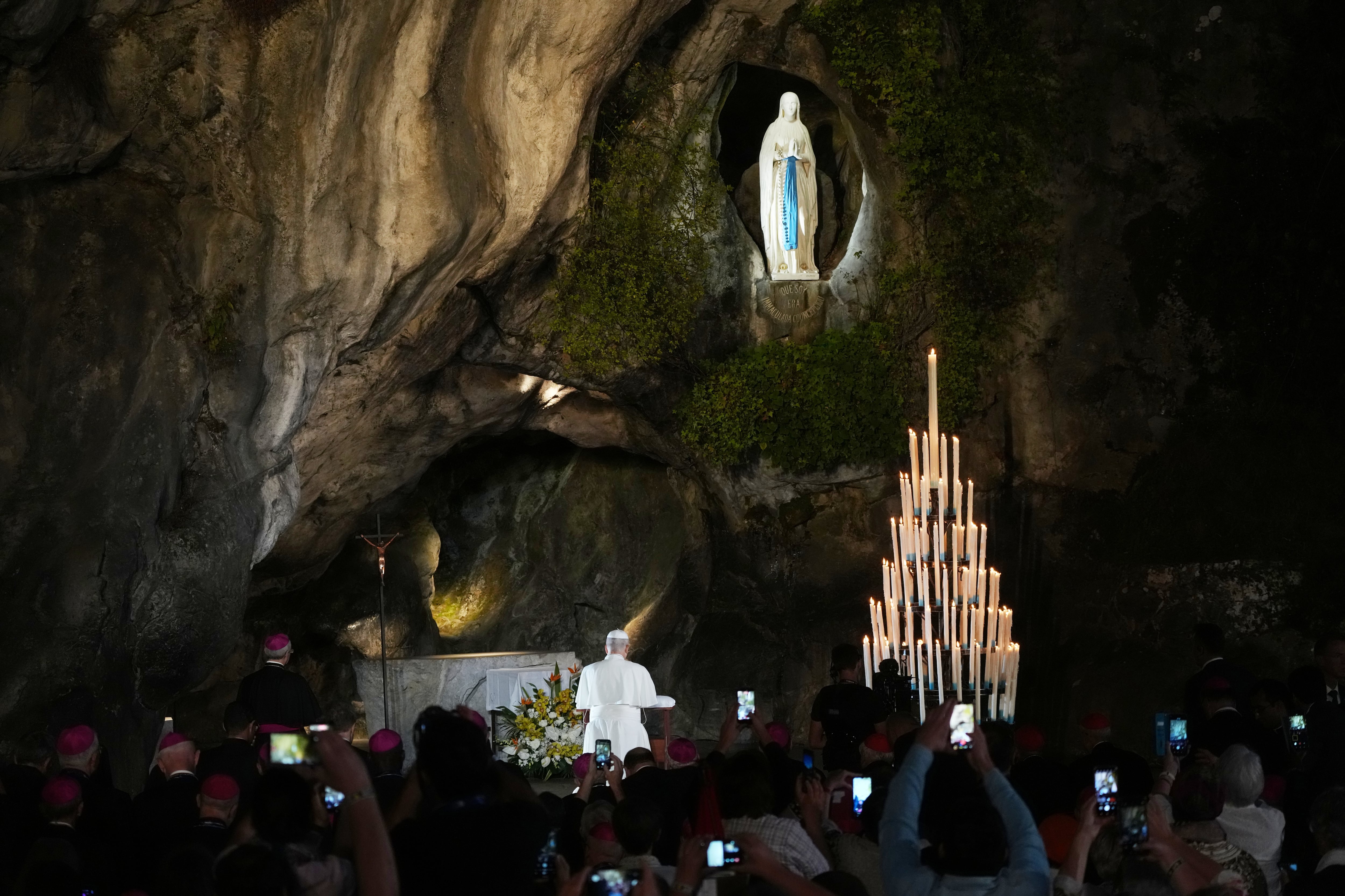 El Papa León XIV reza en la Gruta de las Apariciones de Massabielle, en el Santuario de Nuestra Señora de Lourdes, el sábado 26 de septiembre de 2026. (Foto AP/Gregorio Borgia)