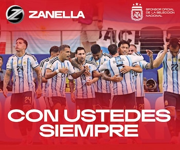 Grupo de jugadores de la Selección Argentina de fútbol con camisetas celestes y blancas. Se ven los números 7, 10, 24. Logos Zanella y AFA. Texto: Con ustedes siempre