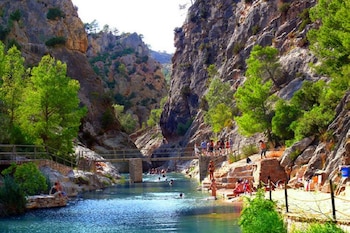 Sus aguas brotan a 28 ºC y son aptas para el baño recreativo.
